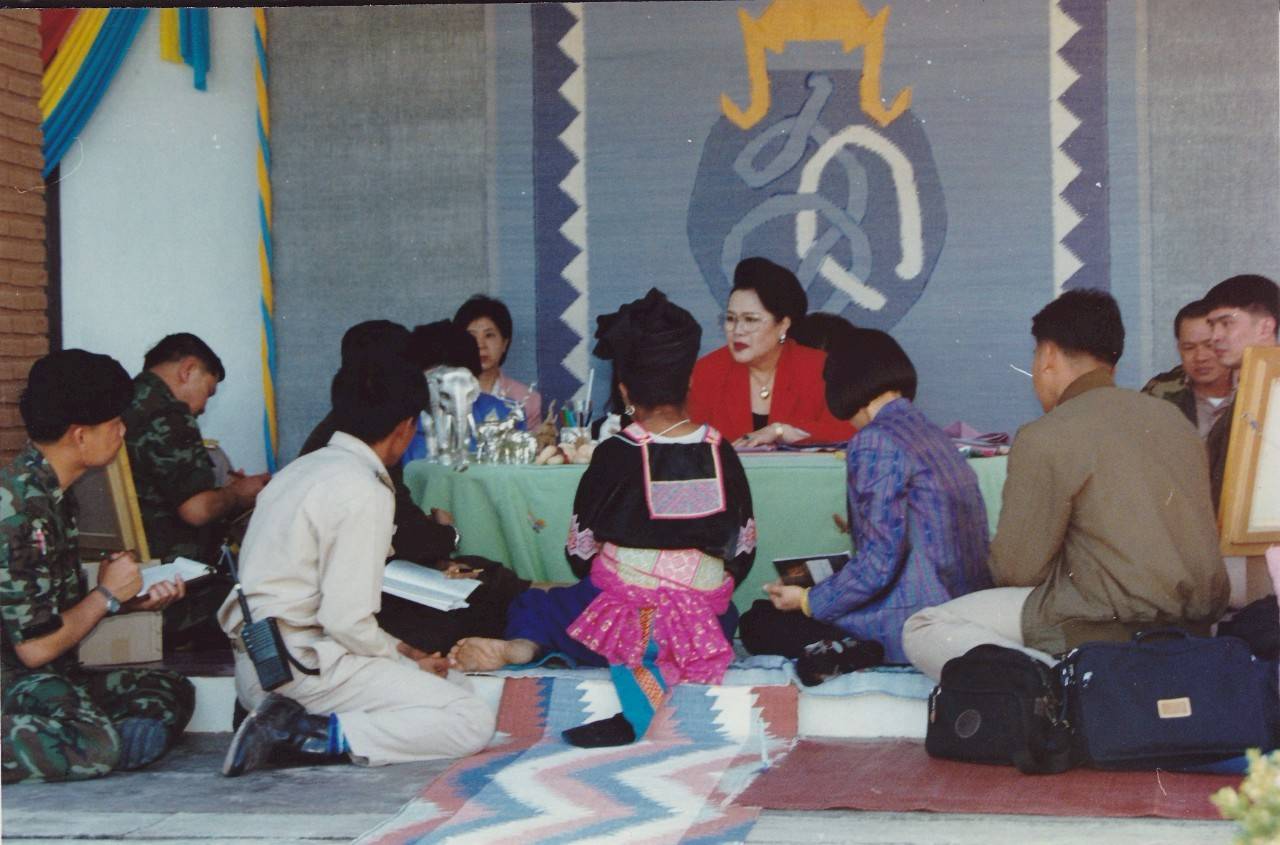 หยาดน้ำพระราชหฤทัย สู่พสกนิกรบนดอยสูง ณ อำเภอพบพระ จังหวัดตาก &ldquo;โครงการศิลปาชีพในพื้นที่โครงการจัดที่อยู่อาศัยและพื้นที่ทำกินคีรีราษฏร์ อำเภอพบพระ จังหวัดตาก&rdquo;