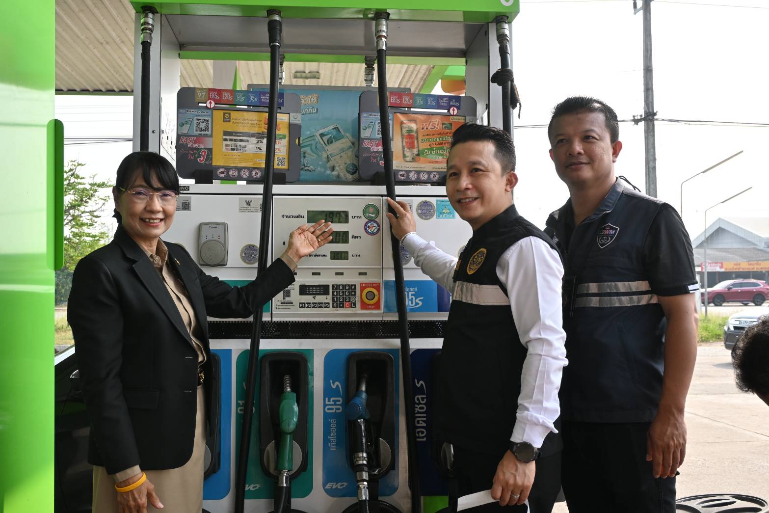 รองผู้ว่าฯ ตาก นำทีมติดตามสถานการณ์สินค้าอุปโภคบริโภค&ndash;น้ำมัน ป้องกันการเอาเปรียบผู้บริโภค สร้างความมั่นใจให้ประชาชน