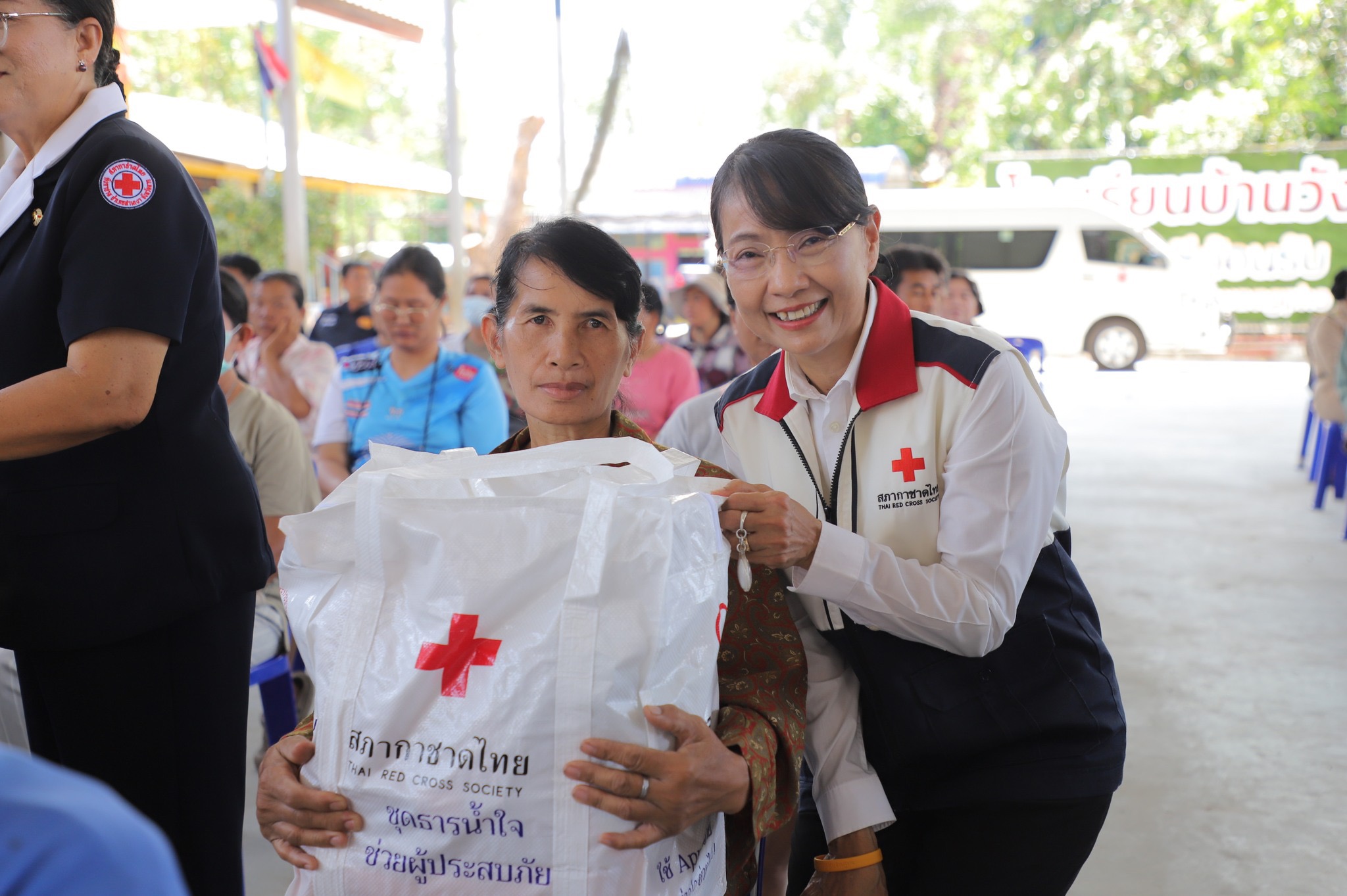 รองผู้ว่าฯ ตาก เป็นประธานพิธีมอบชุดธารน้ำใจช่วยเหลือผู้ประสบภัยพิบัติ (วาตภัย)