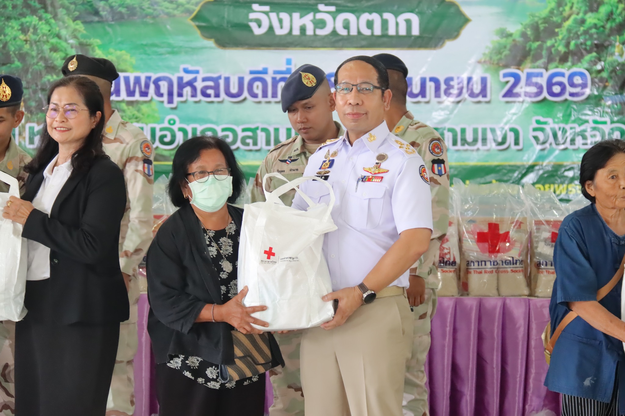 ผู้ว่าฯ ตาก นำส่วนราชการจัดกิจกรรมจังหวัดเคลื่อนที่ &ldquo;หน่วยบำบัดทุกข์ บำรุงสุข สร้างรอยยิ้มให้ประชาชน&rdquo; ครั้งที่ 7/2569 ที่อำเภอสามเงา มุ่งให้ประชาชนเข้าถึงบริการรัฐอย่างสะดวกรวดเร็ว